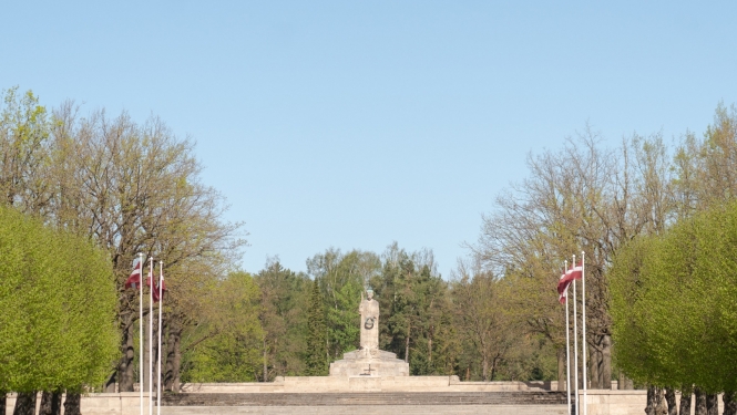 Rīgas Brāļu kapi - Māte Latvija