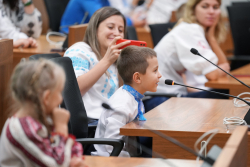 Rīgas domē viesojas ukraiņu bērnu nometnes dalībnieki