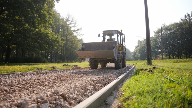 Traktors ved škembas