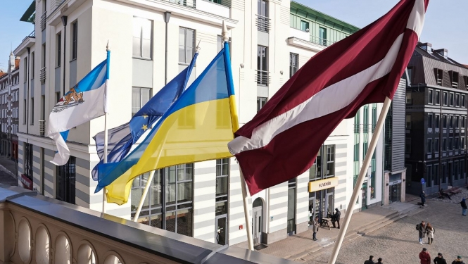 Latvijas un Ukrainas karogi pie Rātsnama