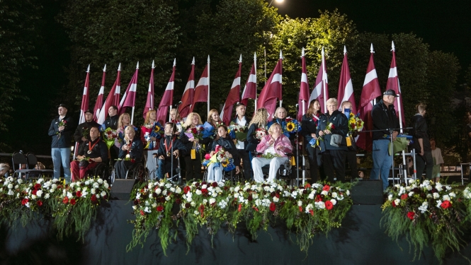 Paralimpiešus pēc atgriešanās no Vasaras paralimpiskajām spēlēm Parīzē  svinīgi sagaida atbalstītāji