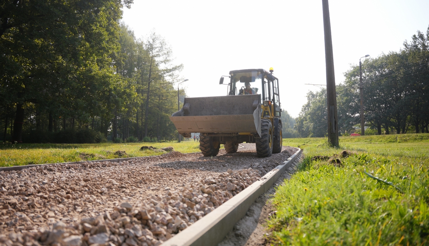 Traktors ved škembas