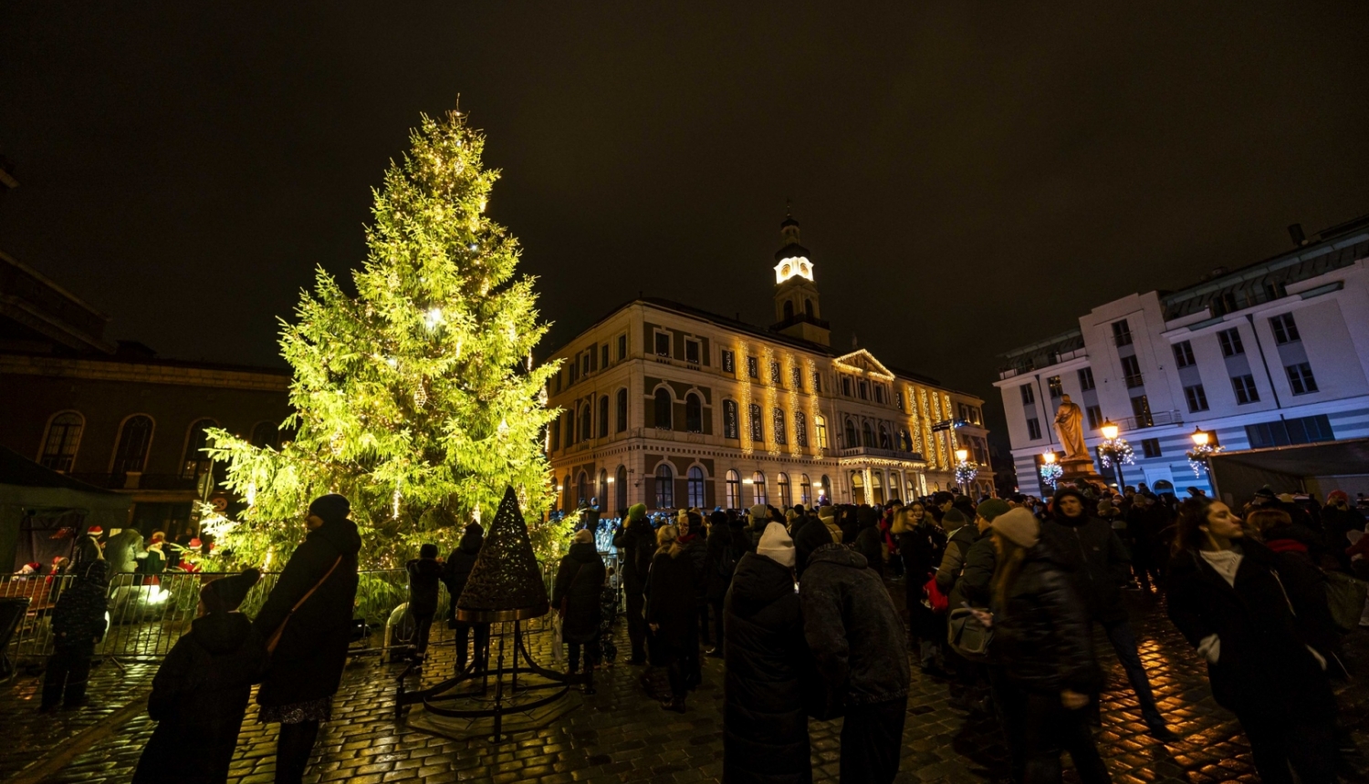 Iedegta Ziemassvētku egle Rātslaukumā