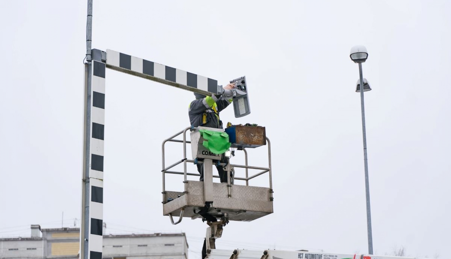 Uzstāda energoefektīvus gaismekļus