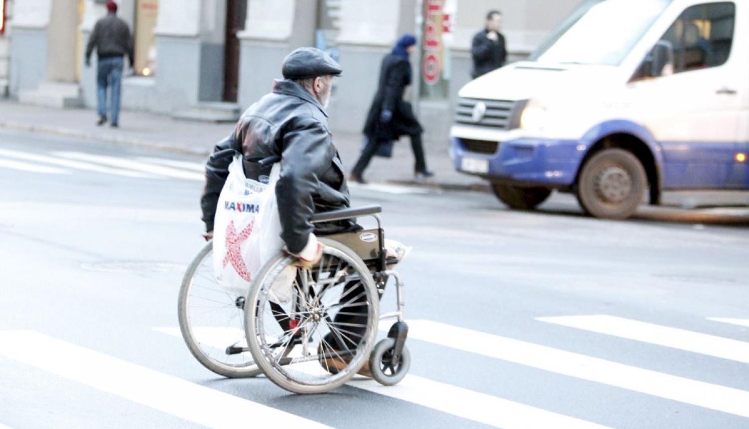 Cilvēks ratiņkrēslā