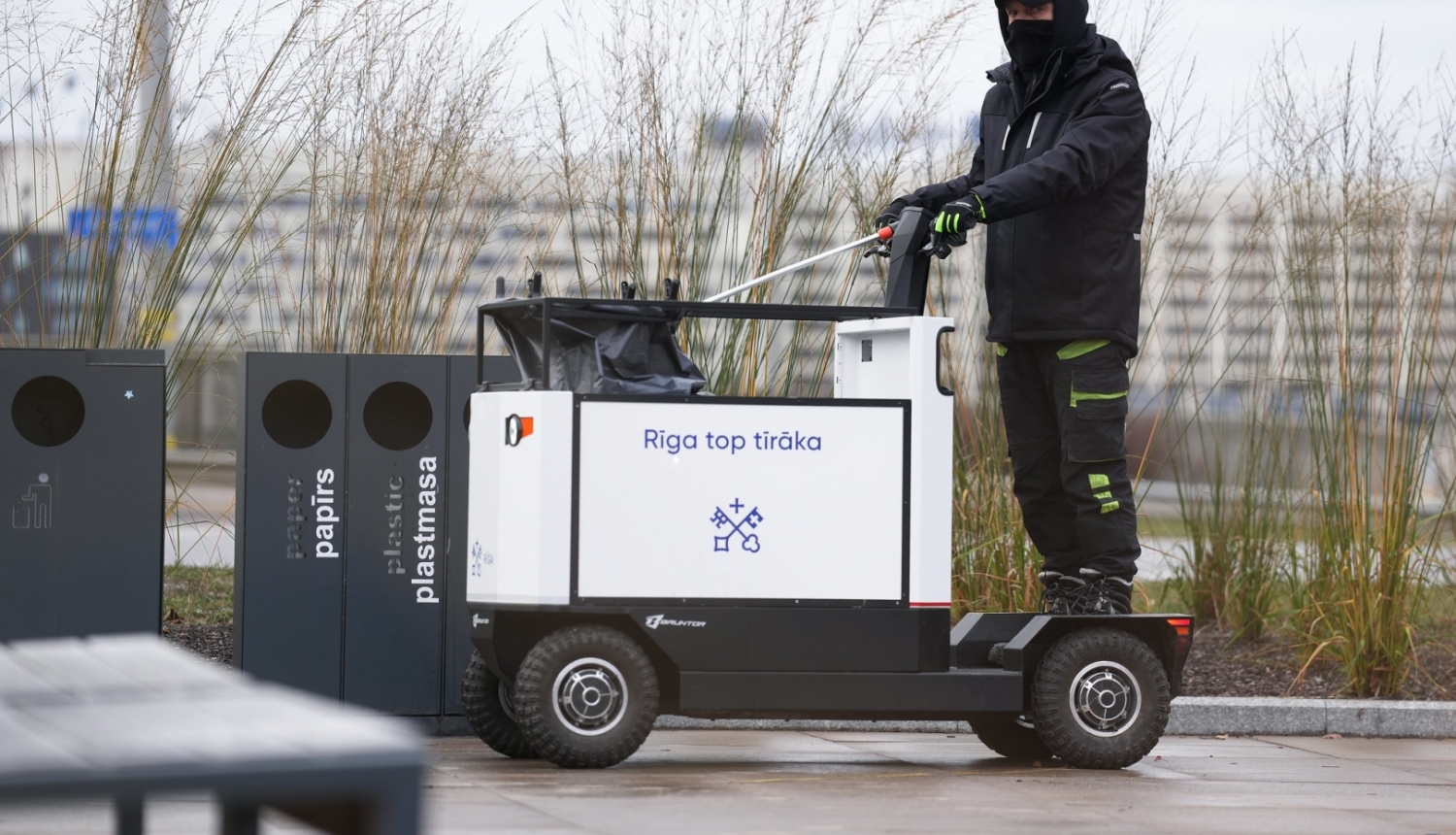 Ar kravas elektroskūteri vāc atkritumus pilsētā