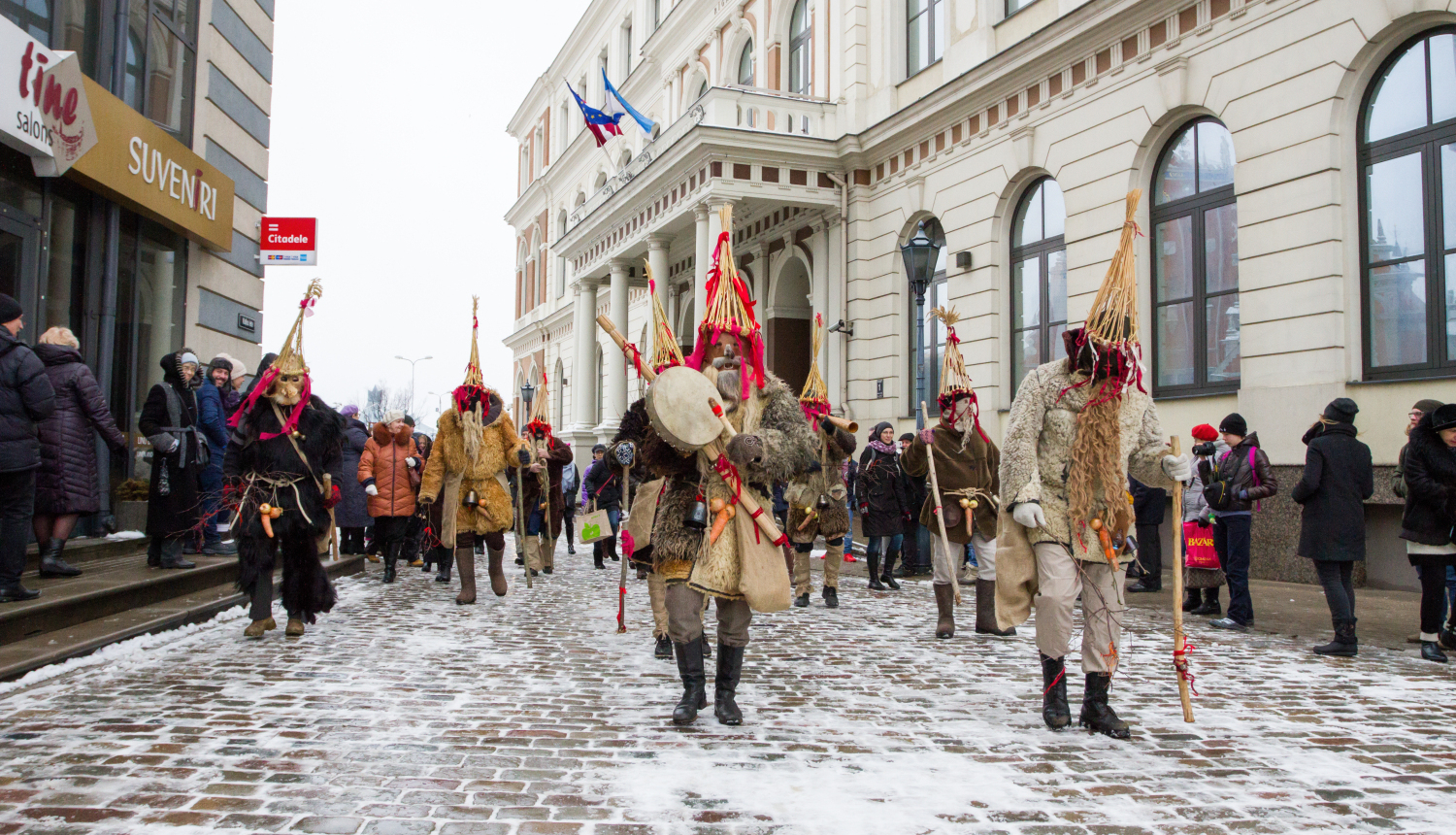 Cilvēki iet pa Vecrīgu maskās