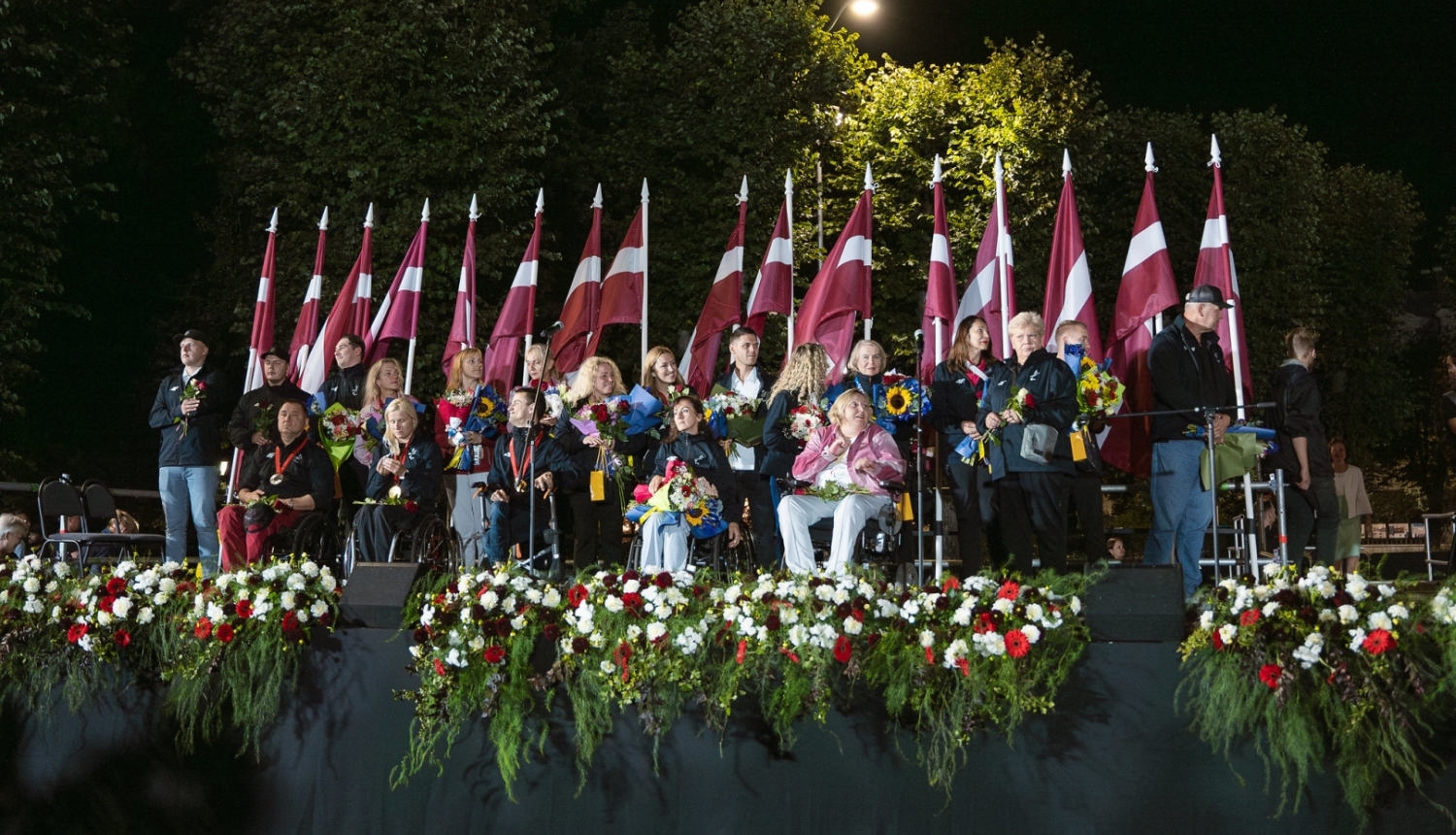 Paralimpiešus pēc atgriešanās no Vasaras paralimpiskajām spēlēm Parīzē  svinīgi sagaida atbalstītāji