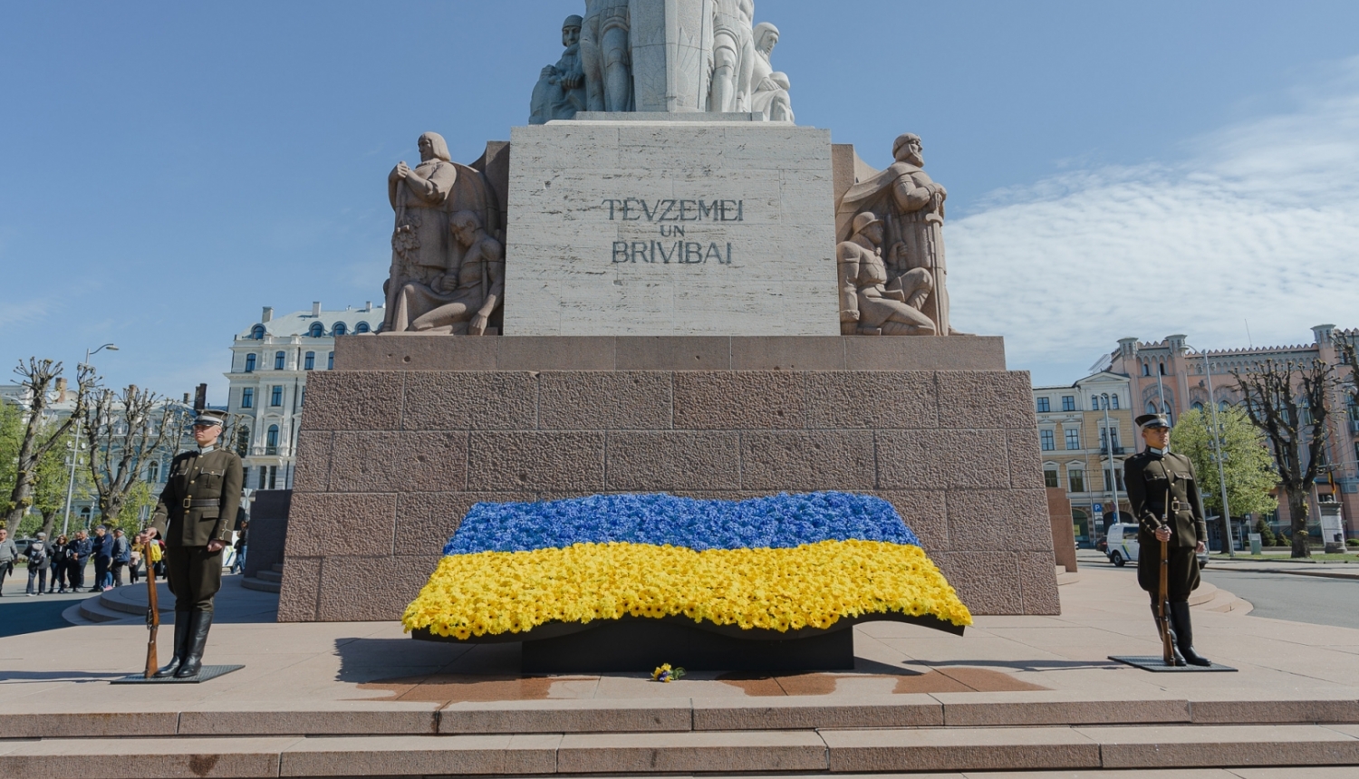 Ziedi Ukrainas karoga krāsās pie Brīvības pieminekļa