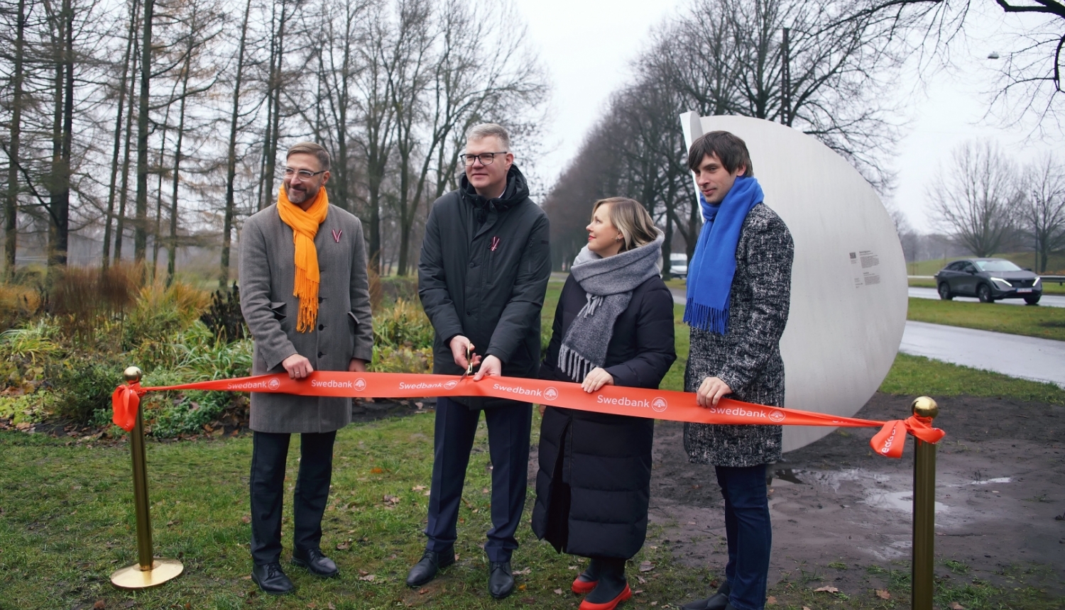 Atklāj AS “Swedbank” dāvinājumu – vides objektu “Taisnīgums”