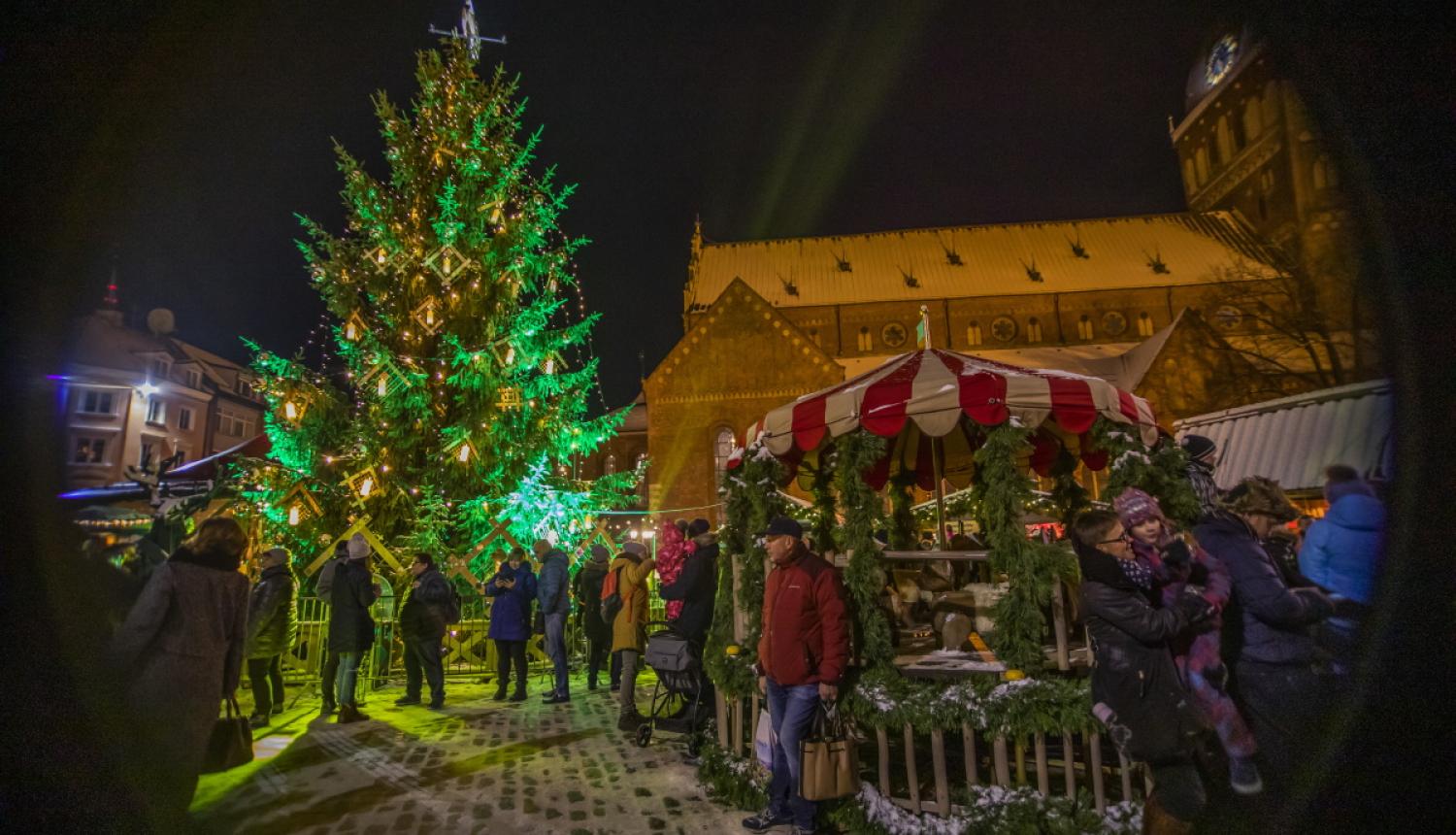 Ziemassvētku egle Doma laukumā